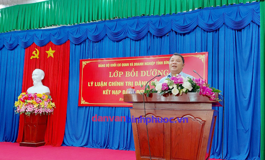 Đồng chí Nguyễn Phúc Bảy - Phó Bí thư Đảng ủy Khối Cơ quan và Doanh nghiệp phát biểu tại buổi lễ khai giảng lớp học