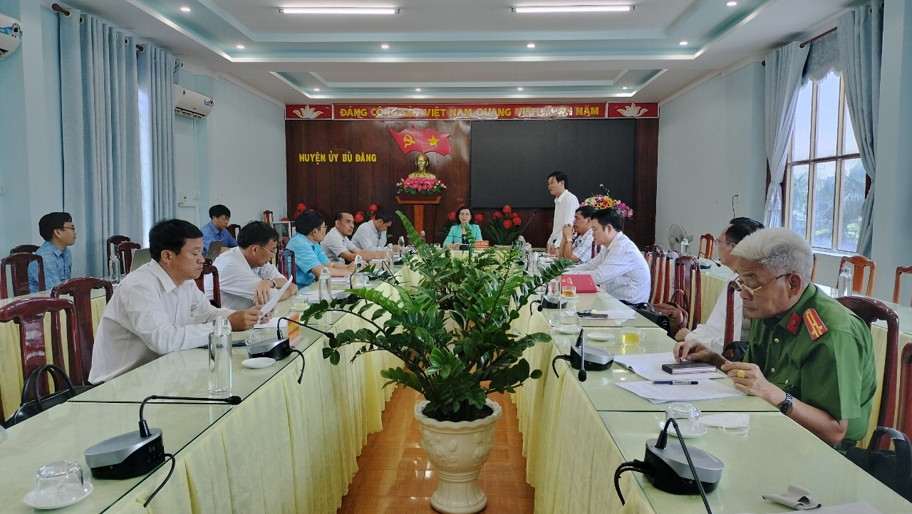 Đồng chí Trần Tuyết Minh – UVBTV Tỉnh ủy, Phó Chủ tịch UBND tỉnh làm việc với huyện Bù Đăng về tình hình kinh tế - xã hội của huyện những tháng đầu năm 2022.