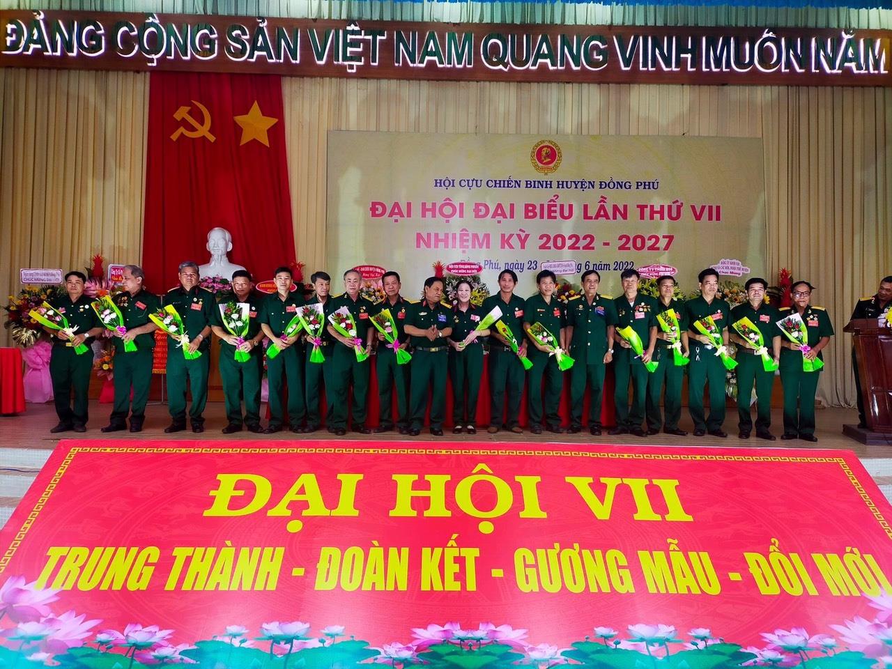 Các đồng chí lãnh đạo tỉnh, huyện chụp hình lưu niệm cùng 17 đồng chí Ban chấp hành Hội CCB huyện Đồng Phú nhiệm kỳ VII 2022 – 2027.