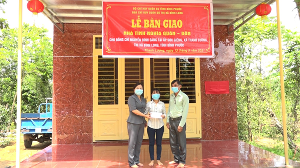 Thị xã Bình Long bàn giao nhà nghĩa tình quân dân  cho gia đình quân nhân tại ngũ Nguyễn Đình Sang tại xã Thanh Lương.