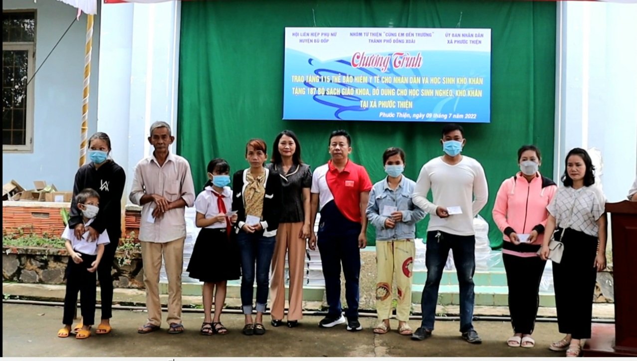 Nhóm từ thiện “Cùng em đến trường” thành phố Đồng Xoài và Hội Liên hiệp Phụ nữ huyện Bù Đốp phối hợp tổ chức Chương trình tặng thẻ bảo hiểm y tế cho hộ dân và học sinh có hoàn cảnh khó khăn