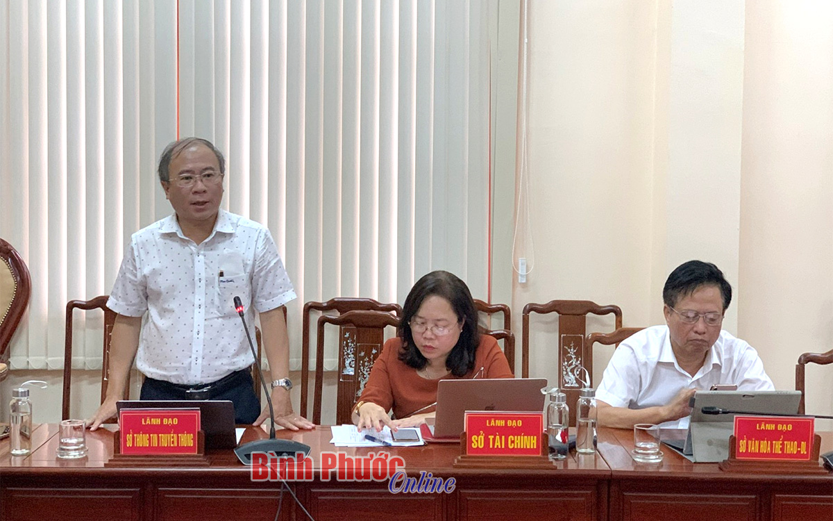 Giám đốc Sở Thông tin và Truyền thông Nguyễn Minh Quang báo cáo  với UBND tỉnh về tiến độ thực hiện chuyển đổi số (Ảnh: Báo Bình Phước Online)