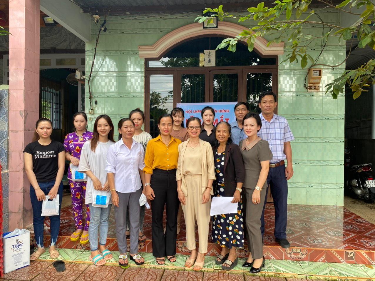 Lãnh đạo Hội LHPN thành phố Đồng Xoài và lãnh đạo Đảng ủy xã Tiến Hưng chụp hình lưu niệm cùng các hội viên chi hội phụ nữ khu nhà trọ Long Hòe