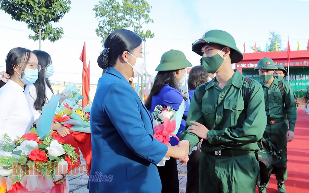 Phó bí thư Tỉnh ủy, Chủ tịch UBND tỉnh Trần Tuệ Hiền tặng hoa các tân binh lên đường thực hiện nghĩa vụ quân sự năm 2022