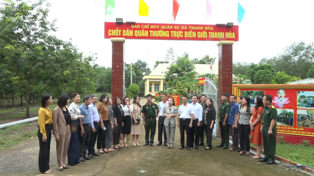 Lãnh đạo tỉnh và huyện Bù Đốp thăm chốt dân quân thường trực biên giới xã Thanh Hòa