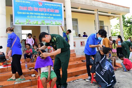 Cán bộ Đồn biên phòng Lộc Thành phối hợp với Đoàn xã Lộc Thành tổ chức cắt tóc miễn phí cho trẻ em trên địa bàn