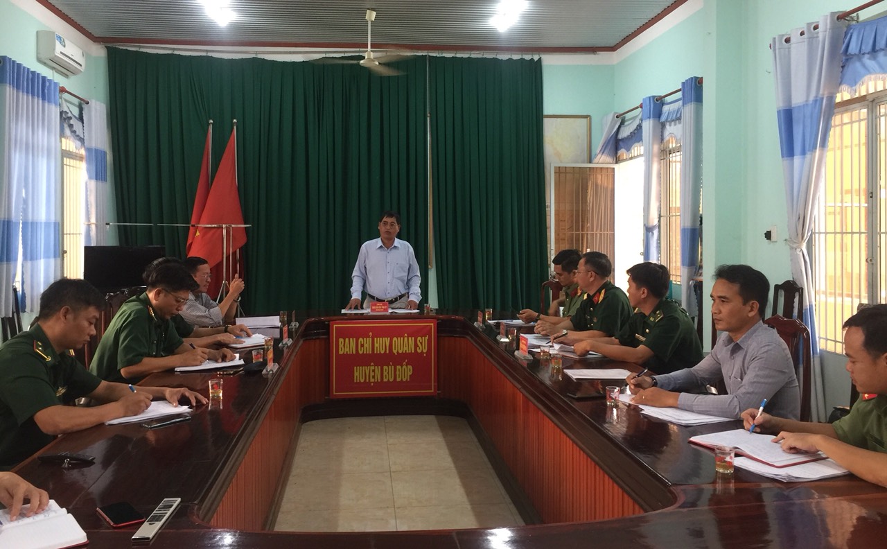 Trưởng đoàn khảo sát Ma Ly Phước phát biểu kết luận buổi làm việc tại Ban Chỉ huy quân sự huyện Bù Đốp