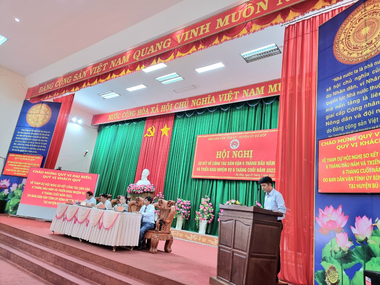 Đ/c Trần Văn Thảo- Trưởng phòng Nội vụ huyện Phú Riềng  báo cáo kết quả công tác dân vận chính quyền tại hội nghị sơ kết công tác dân vận  6 tháng đầu năm 2022 do Ban Dân vận Tỉnh ủy tổ chức.