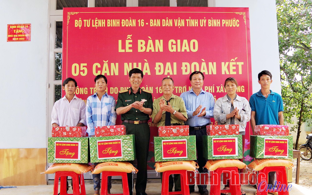Đồng chí Trịnh Thanh Tuệ - Phó ban Dân vận tỉnh ủy cùng lãnh đạo Bộ tư lệnh Binh đoàn 16 bàn giao nhà đại đoàn kết do Binh đoàn 16 hỗ trợ kinh phí xây dựng năm 2022