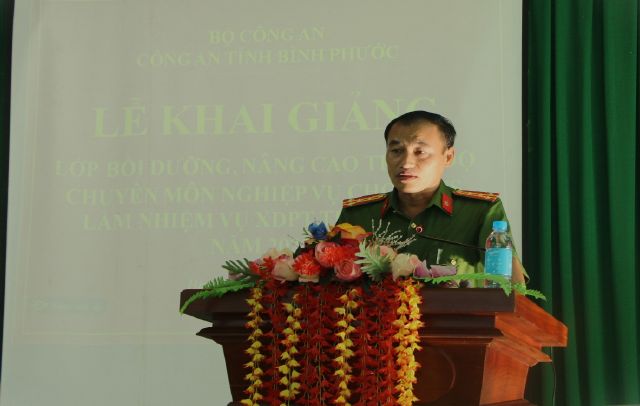 Đại tá Nguyễn Huy Hải, Phó Giám đốc Công an tỉnh  phát biểu chỉ đạo tại lễ khai giảng lớp bồi dưỡng