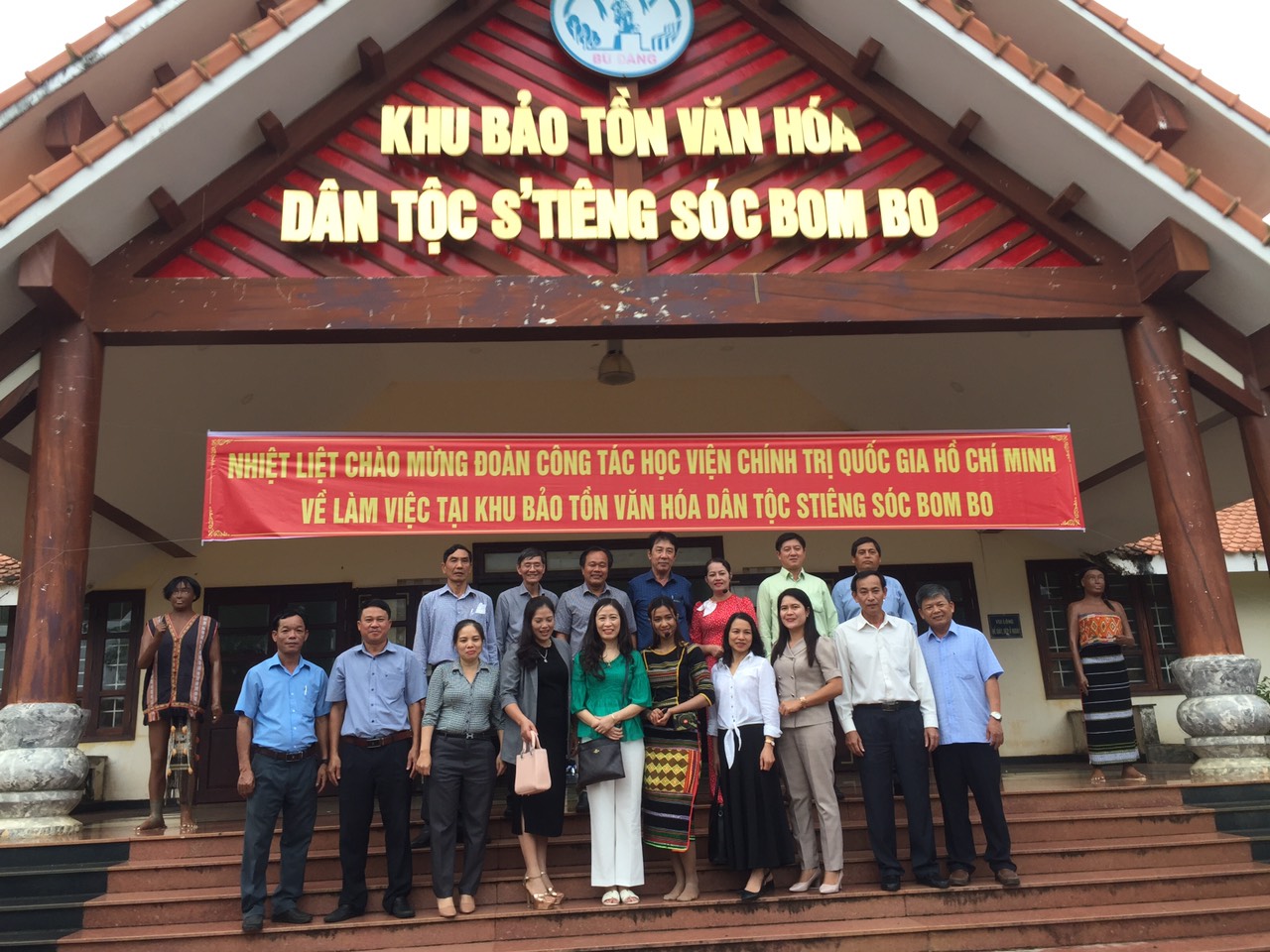 Đoàn công tác của Học viện Chính trị quốc gia Hồ Chí Minh chụp hình lưu niệm tại khu bảo tồn văn hóa dân tộc Stiêng sóc Bom Bo, huyện Bù Đăng