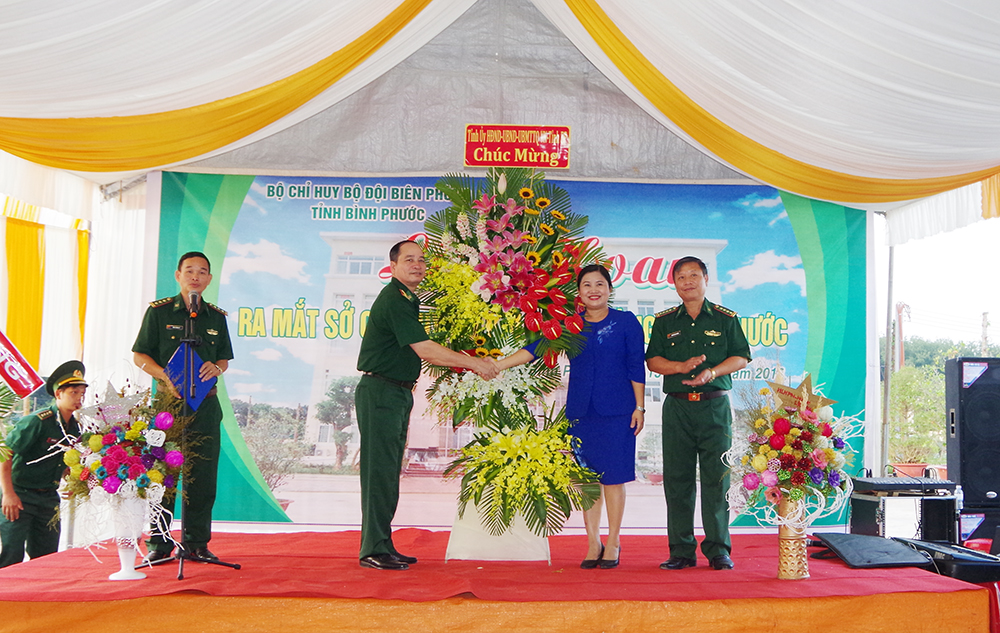 Chủ tịch UBND tỉnh Trần Tuệ Hiền tặng hoa chúc mừng cán bộ, chiến sĩ BĐBP tỉnh Bình Phước