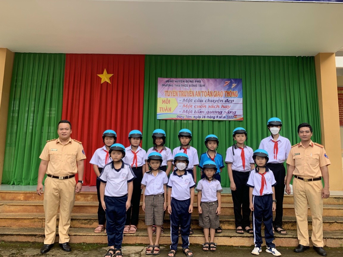 Tuyên truyền về an toàn giao thông tại Trường tiểu học và trung học cơ sở xã Đồng Tâm, huyện Đồng Phú (ngày 26/9/2022).
