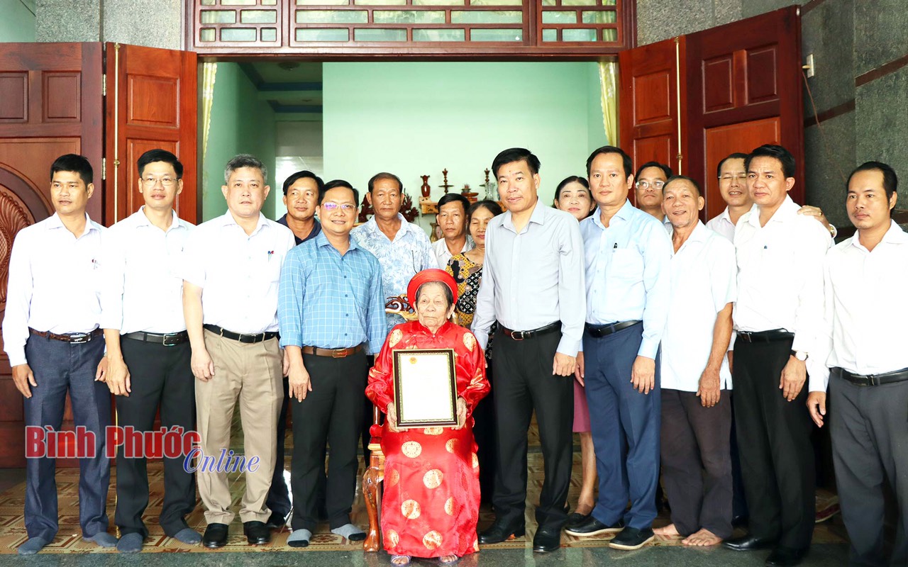 UVTW Đảng, Bí thư Tỉnh ủy Nguyễn Mạnh Cường thăm, tặng quà người cao tuổi tại Thành phố Đồng Xoài