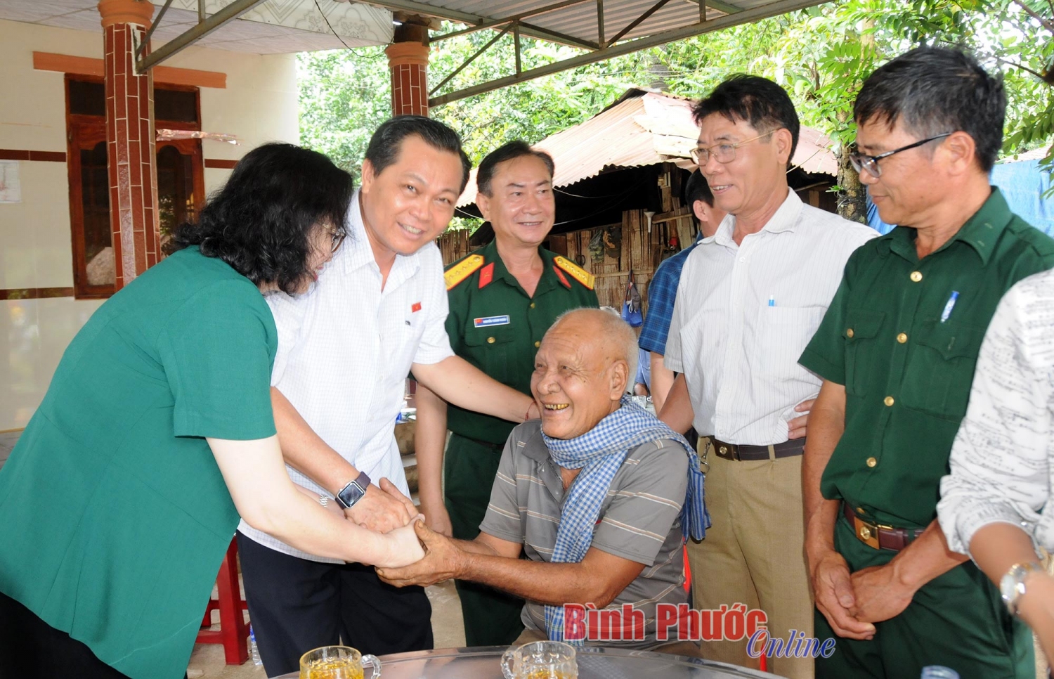 Phó chủ tịch Hội đồng Dân tộc của Quốc hội Cao Thị Xuân và Đoàn công tác thăm hỏi sức khỏe và tặng quà cho người dân ở Lộc Ninh (Ảnh:Báo Bình Phước Online)