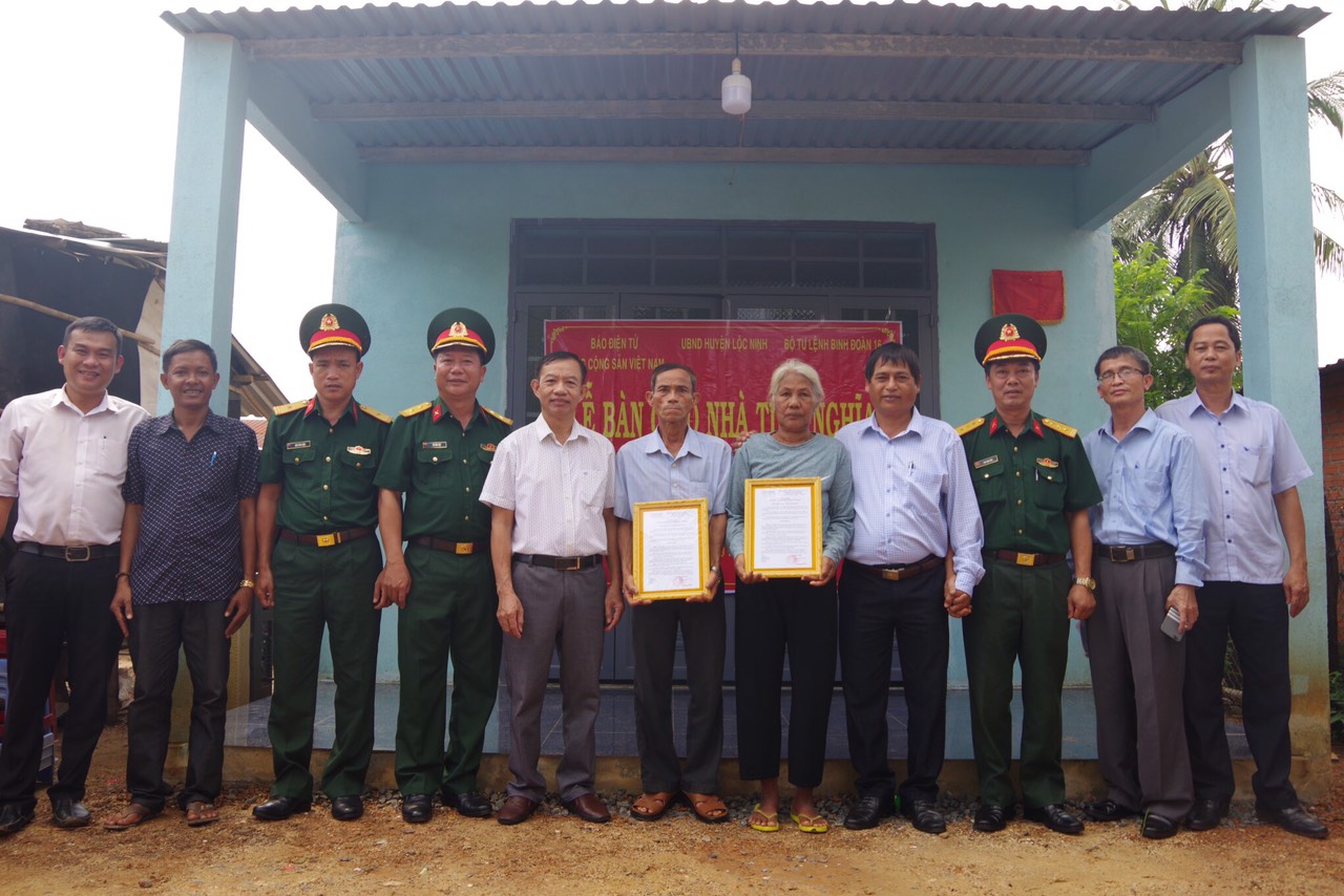 Lãnh đạo Binh đoàn 16 tặng nhà tình nghĩa cho hộ nghèo dân tộc thiểu số tại xã Lộc Thành, huyện Lộc Ninh