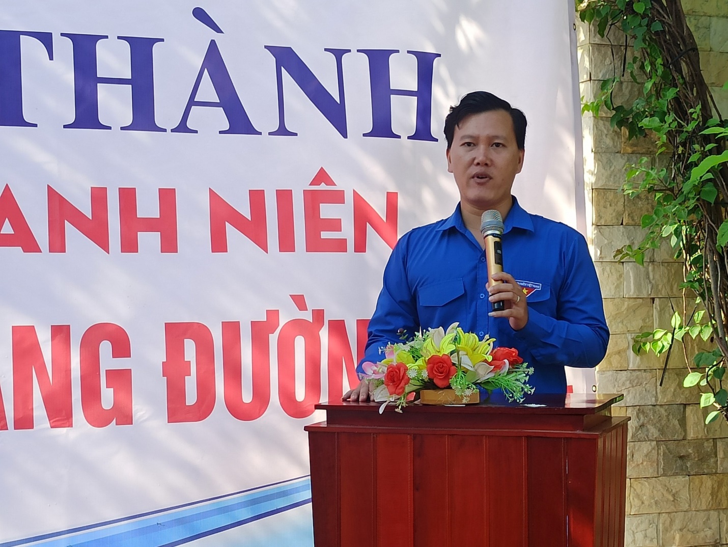 Đồng chí Trần Hoàng Trực - Bí thư Tỉnh đoàn, Chủ tịch Hội Liên hiệp Thanh niên Việt Nam tỉnh phát biểu tại buổi lễ