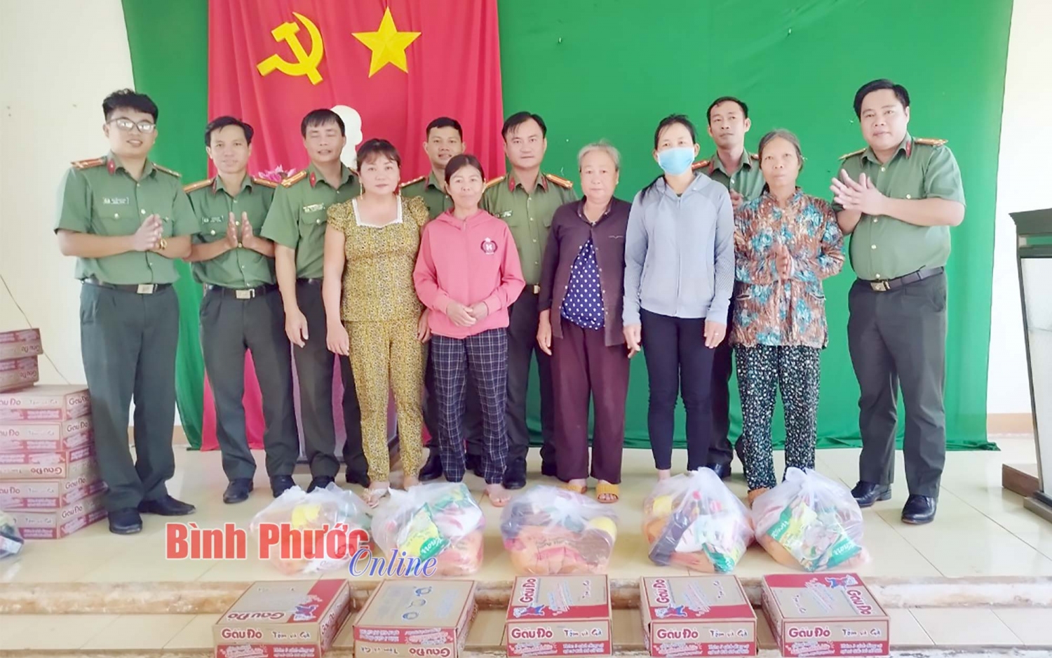 Cán bộ Phòng Tổ chức cán bộ- Công an tỉnh Bình Phước trao quà cho người dân xã Lộc Thành, huyện Lộc Ninh (Ảnh: Báo Bình Phước online)