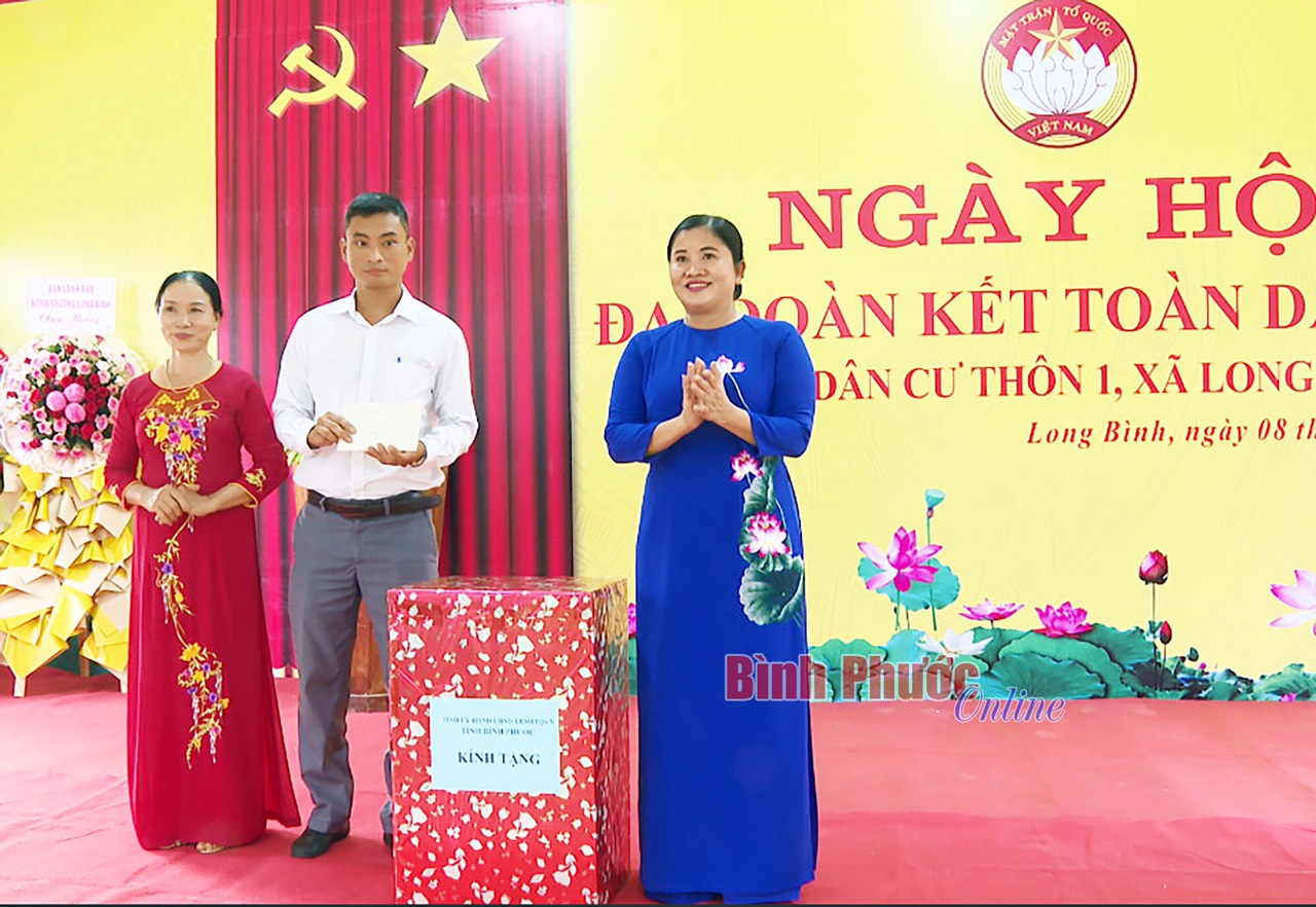 Chủ tịch UBND tỉnh Trần Tuệ Hiền dự ngày hội đại đoàn kết và tặng quà cho nhân dân Thôn 1, xã Long Bình, huyện Phú Riềng