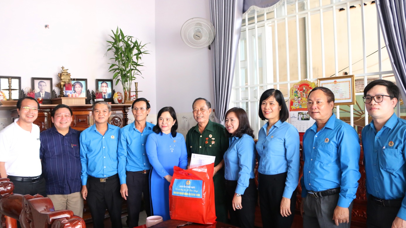 Lãnh đạo Tổng Liên đoàn lao động Việt Nam cùng lãnh đạo tỉnh Bình Phước thăm, tặng quà gia đình chính sách tại thành phố Đồng Xoài nhân dịp kỷ niệm 75 năm ngày Thương binh, Liệt sỹ (27/7/1947 – 27/7/2022)