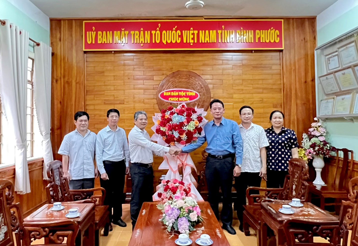 Đoàn công tác Ban Dân tộc tặng lẵng hoa chúc mừng UBMTTQ Việt Nam tỉnh