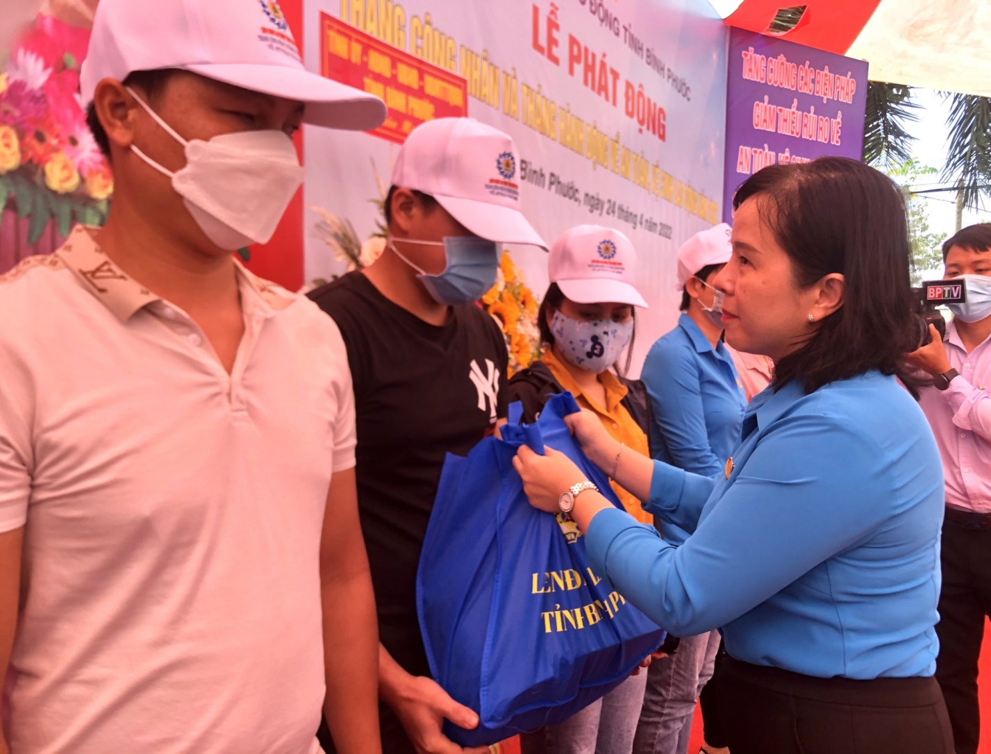 Đồng chí Nguyễn Thị Hương Giang - Chủ tịch LĐLĐ tỉnh Bình Phước tặng quà cho người lao động tại Lễ phát động Tháng Công nhân, Tháng hành động về ATVSLĐ năm 2022