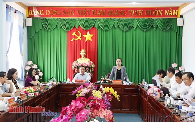 Trưởng ban Dân vận Tỉnh ủy, Chủ tịch UBMTTQVN tỉnh Lê Thị Xuân Trang phát biểu tại  cuộc giám sát đối với Ban Thường vụ Huyện ủy Bù Đốp. Nguồn: Báo Bình Phước.