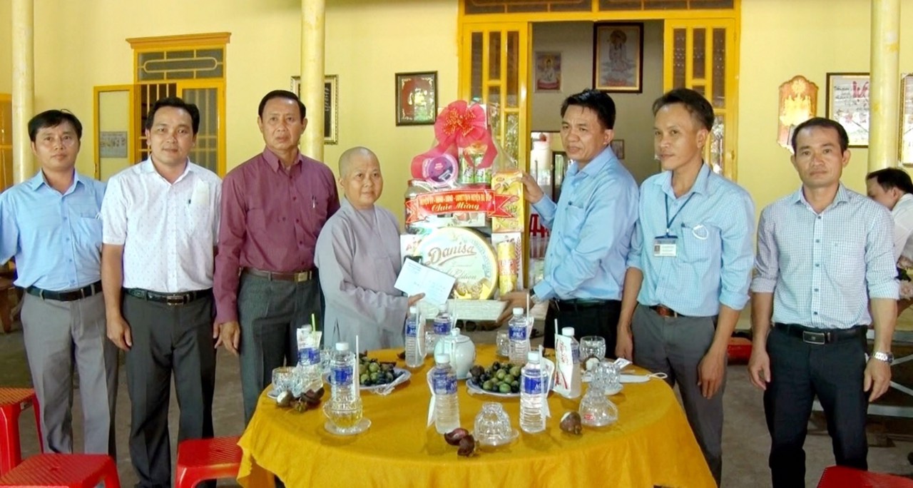 Lãnh đạo huyện Bù Đốp tặng quà Lễ Phật đản năm 2022