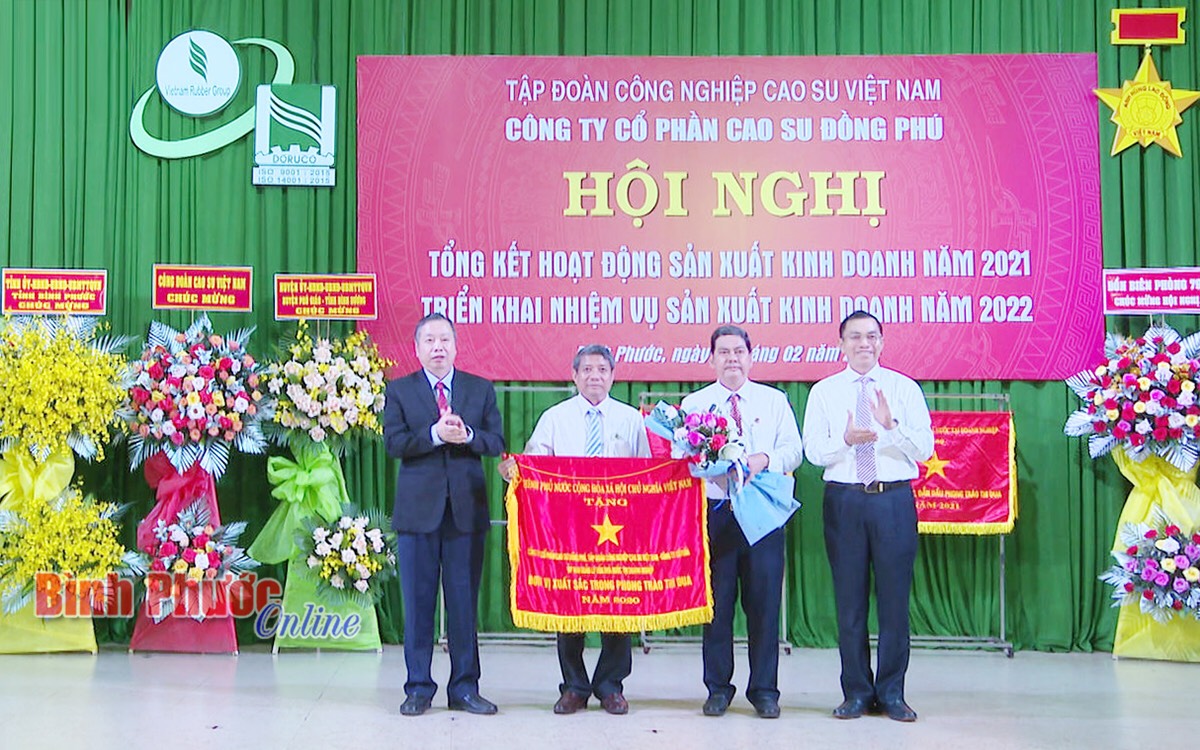 Công ty cổ phần Cao su Đồng Phú đón nhận cờ thi đua của Thủ tướng Chính phủ