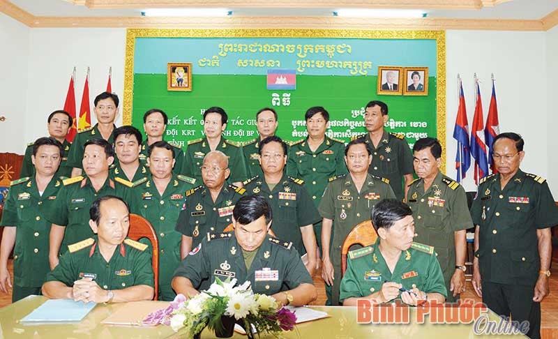 Bộ CHQS tỉnh Bình Phước ký kết chương trình phối hợp hoạt động với các tỉnh giáp ranh biên giới Campuchia