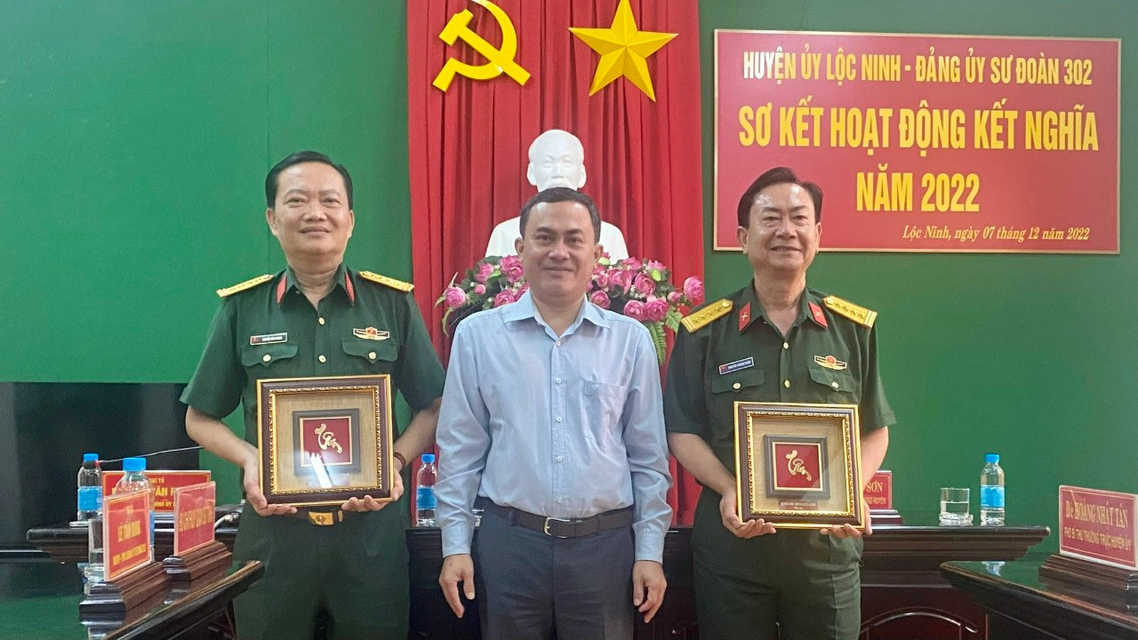 Huyện ủy Lộc Ninh- Sư đoàn 302 (Quân khu 7) sơ kết hoạt động dân kết nghĩa năm 2022