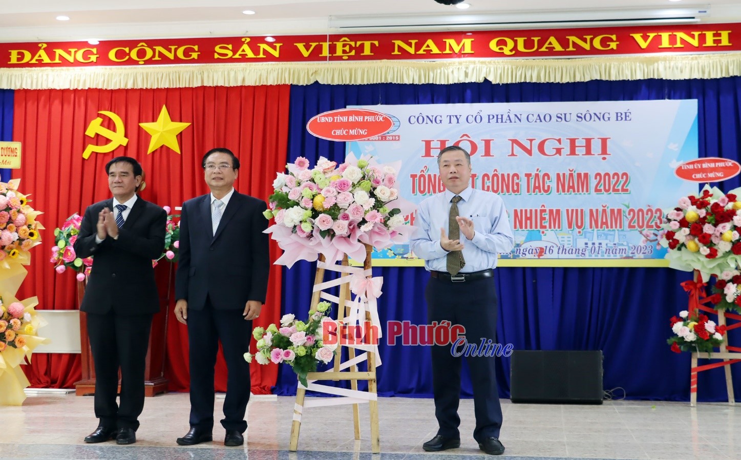 Tỉnh ủy viên, Phó Chủ tịch UBND tỉnh Huỳnh Anh Minh tặng lẵng hoa chúc mừng hội nghị