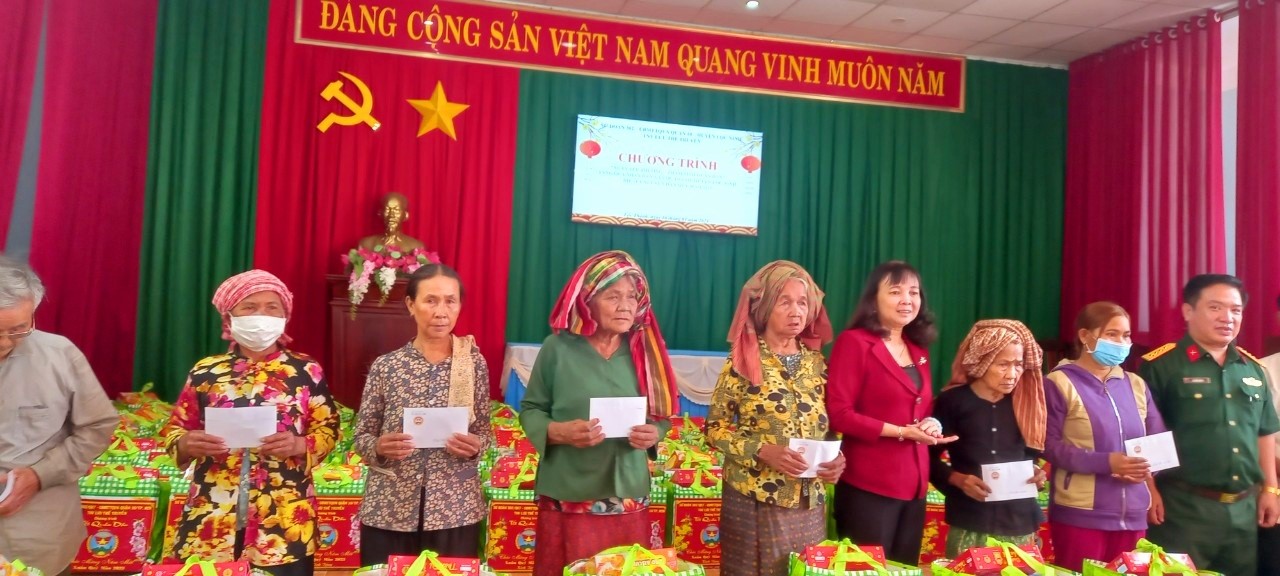 Bà Trần Thị Bích Lệ - UVBTV - Trưởng Ban Dân vận - Chủ tịch UBMTTQ huyện ủy Lộc Ninh trao quà Tết cho nhân dân có hoàn cảnh khó khăn nhân dịp Tết đến, xuân về.