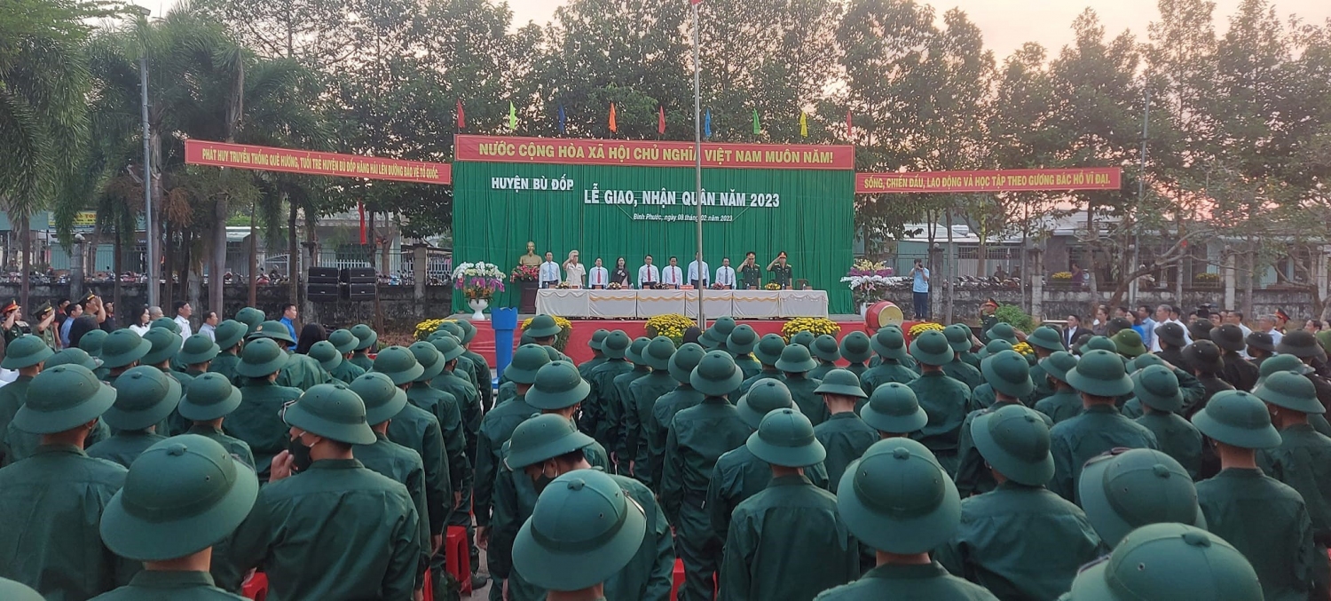 Lãnh đạo huyện tổ chức lễ bàn giao 121 thanh niên trúng tuyển nghĩa vụ quân sự năm 2023