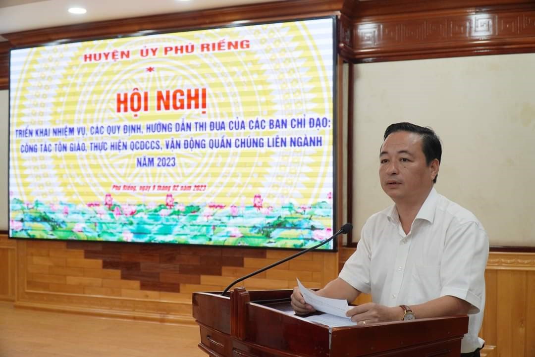 Đồng chí Phạm Hồng Công, UVBTV, Trưởng ban Dân vận, Chủ tịch UBMTTQ Việt Nam huyện phát biểu tại Hội nghị