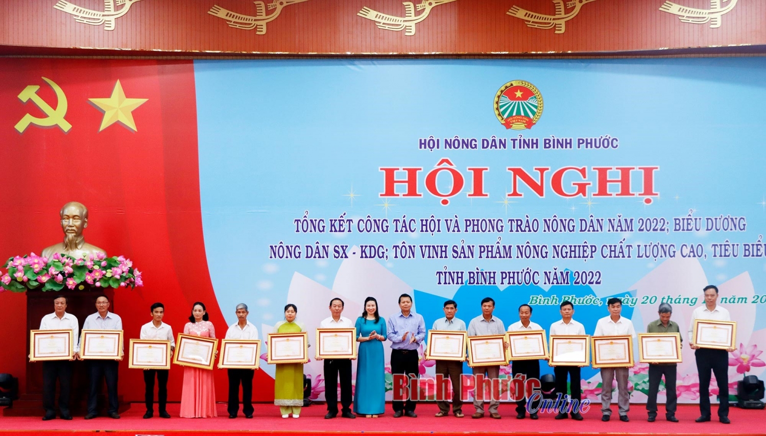Lãnh đạo Trung ương Hội Nông dân Việt Nam trao bằng khen của Thủ tướng Chính phủ cho 14 hộ nông sản xuất kinh doanh giỏi tỉnh Bình Phước. Nguồn ảnh: Báo Bình Phước.