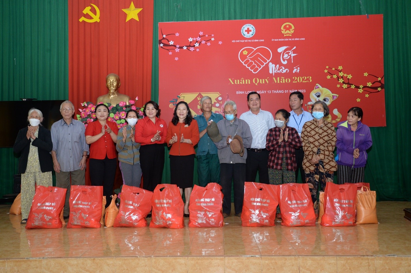 Lãnh đạo Hội Chữ Thập đỏ tỉnh Bình Phước cùng cùng Lãnh đạo Hội Chữ Thập đỏ thị xã Bình Long tặng quà cho các hộ dân có hoàn cảnh khó khăn nhân dịp Tết Nguyên đán Quý Mão – 2023.