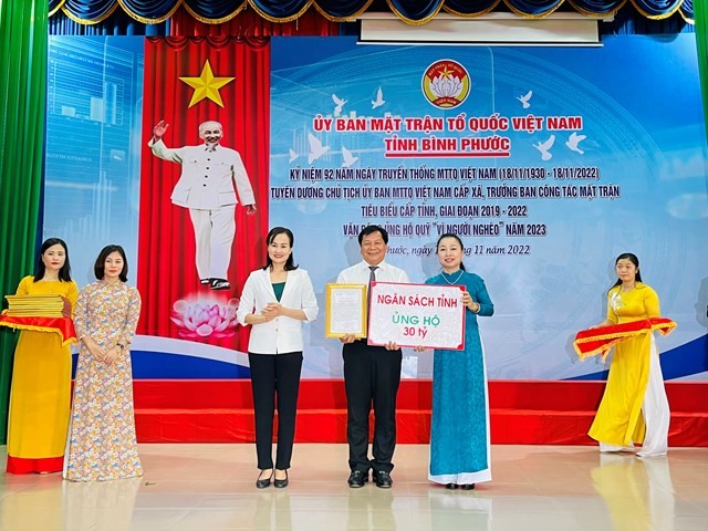 Ủy viên BTV - Trưởng ban Dân vận Tỉnh ủy, Chủ tịch Uỷ ban MTTQ Việt Nam tỉnh  Lê Thị Xuân Trang tiếp nhận ủng hộ Quỹ "Vì người nghèo" năm 2023 từ các tổ chức, cá nhân.