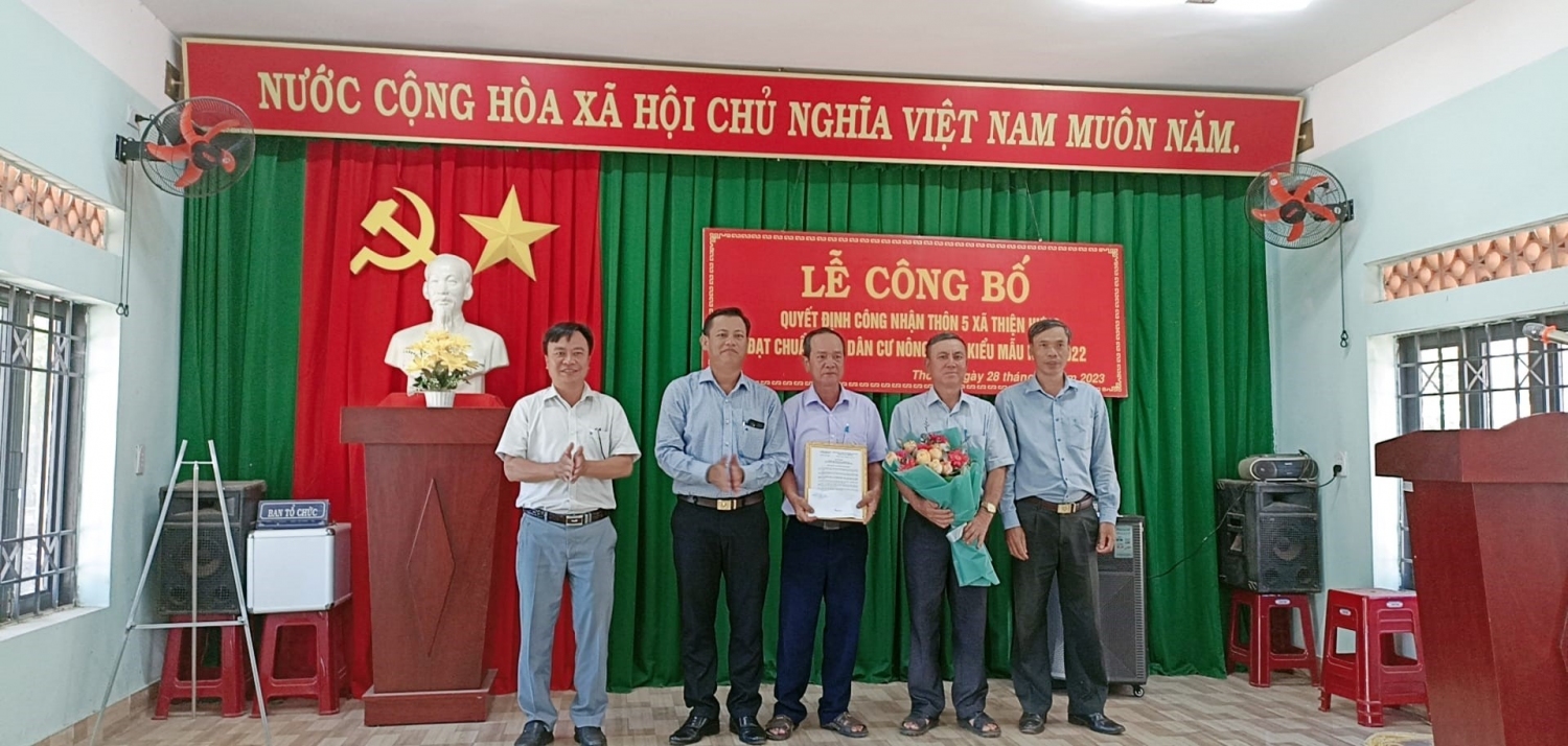 Đại diện lãnh đạo huyện và xã trao quyết định công nhân khu dân cư kiểu mẫu  cho thôn 5, xã Thiện Hưng