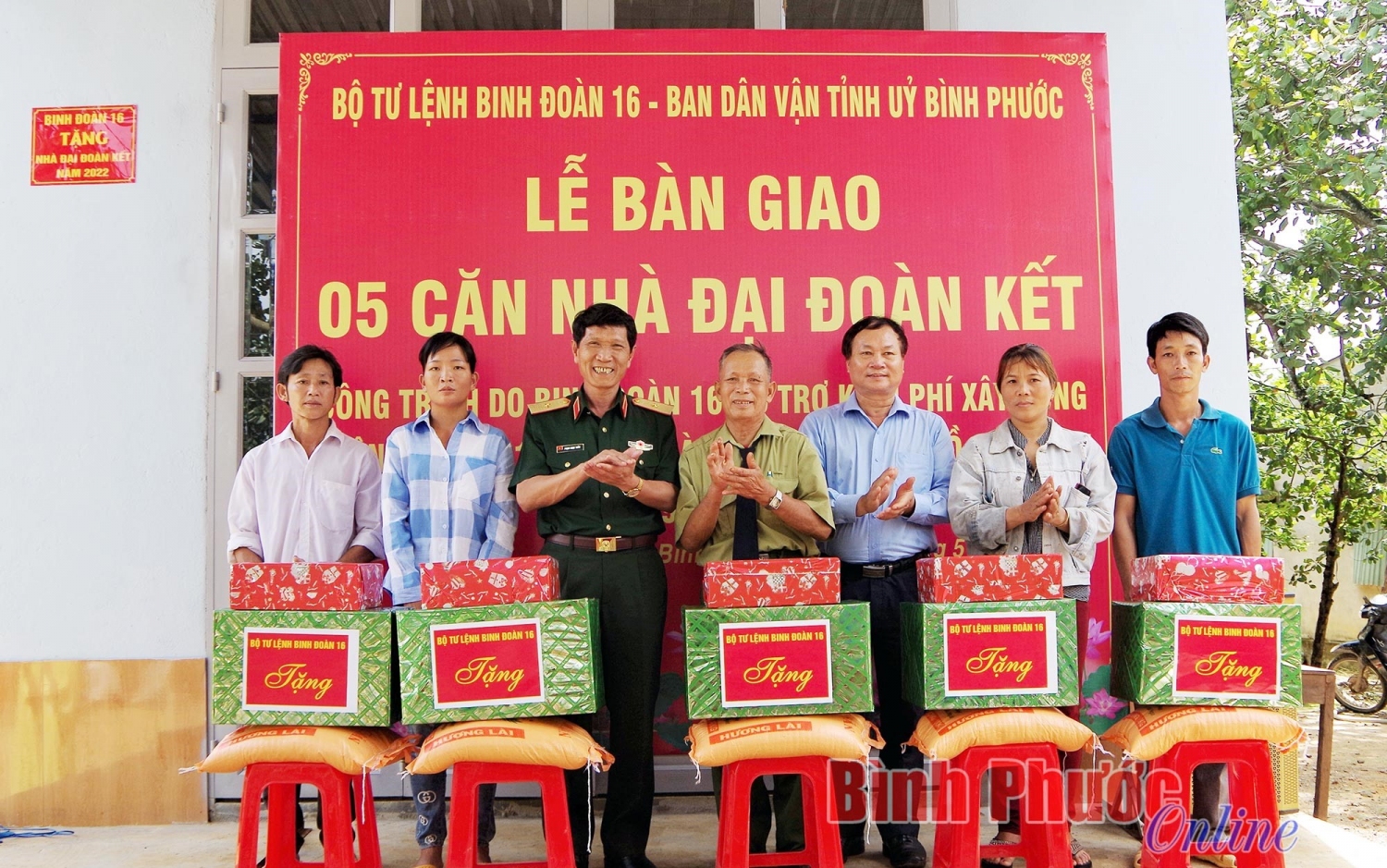 Ông Trịnh Thanh Tuệ, Phó trưởng Ban Dân vận Tỉnh ủy; Thiếu tướng Phạm Ngọc Tuấn, Tư lệnh Binh đoàn 16 tặng quà cho các gia đình được nhận nhà Đại đoàn kết