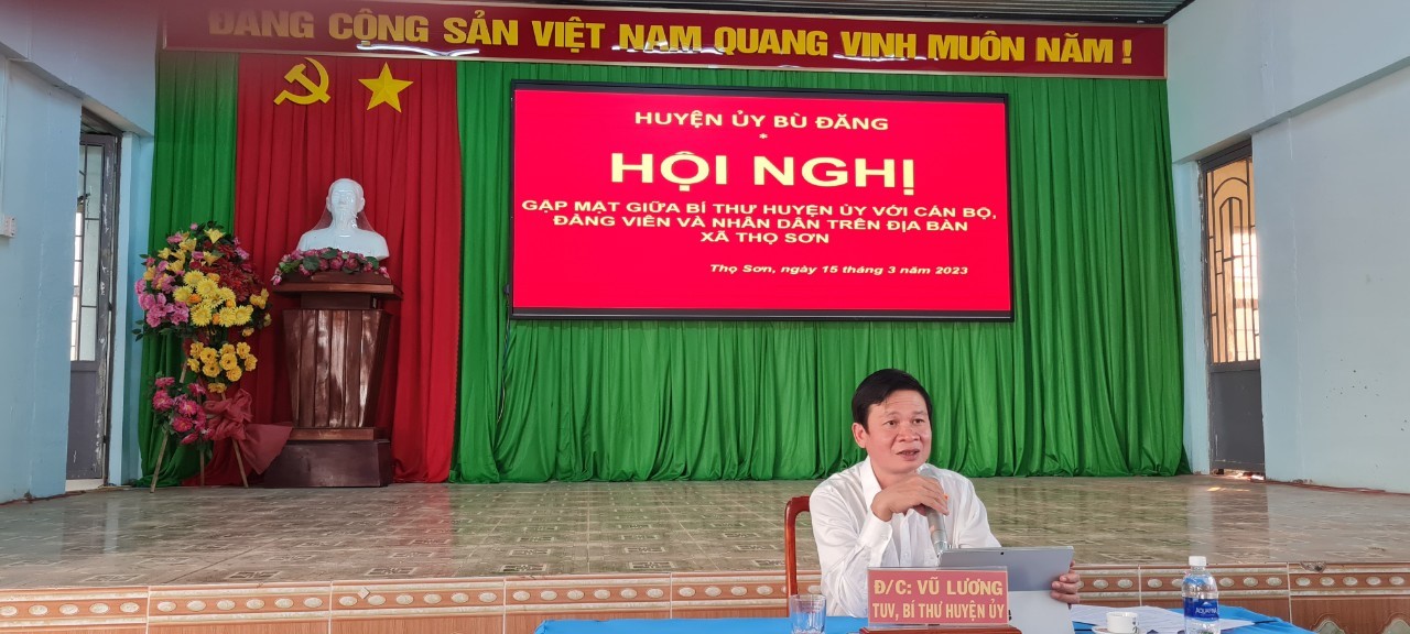 Đồng chí Vũ Lương - TUV, Bí thư huyện ủy tại buổi đối thoại