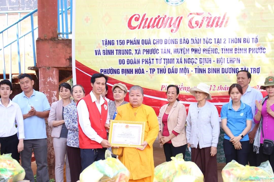 Đồng chí Lê Duy Toản- Chủ tịch Hội Chữ thập đỏ huyện trao thư cảm ơn đơn vị tài trợ