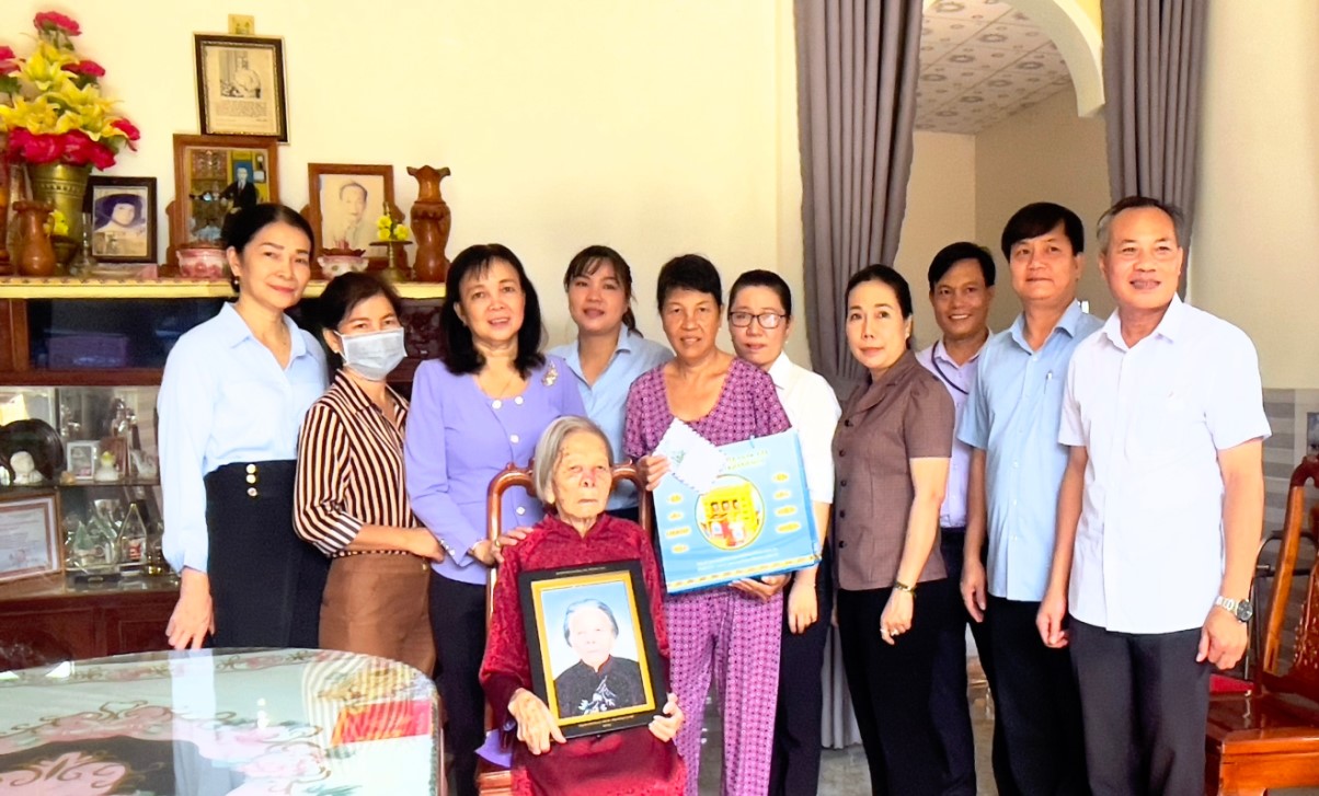 Trao tặng Bức chân dung và quà đến Mẹ Việt Nam Anh hùng Trần Thị Nuôi - xã Lộc Tấn