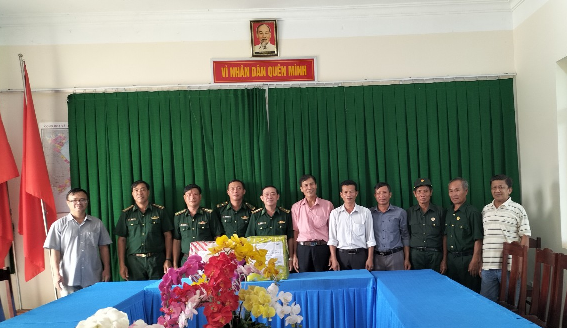 Đoàn Ban công tác mặt trận ấp 4 tặng quà động viên cán bộ chiến sỹ  đồn biên phòng Lộc Thành