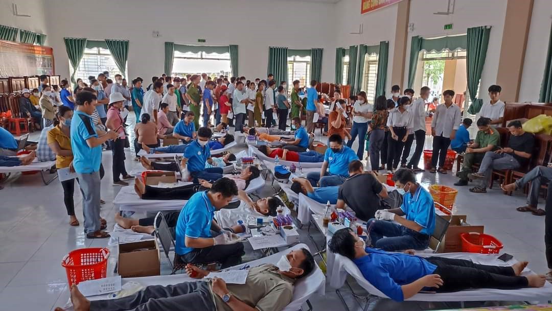 Hình ảnh tham gia hiến máu trên địa bàn huyện Phú Riềng