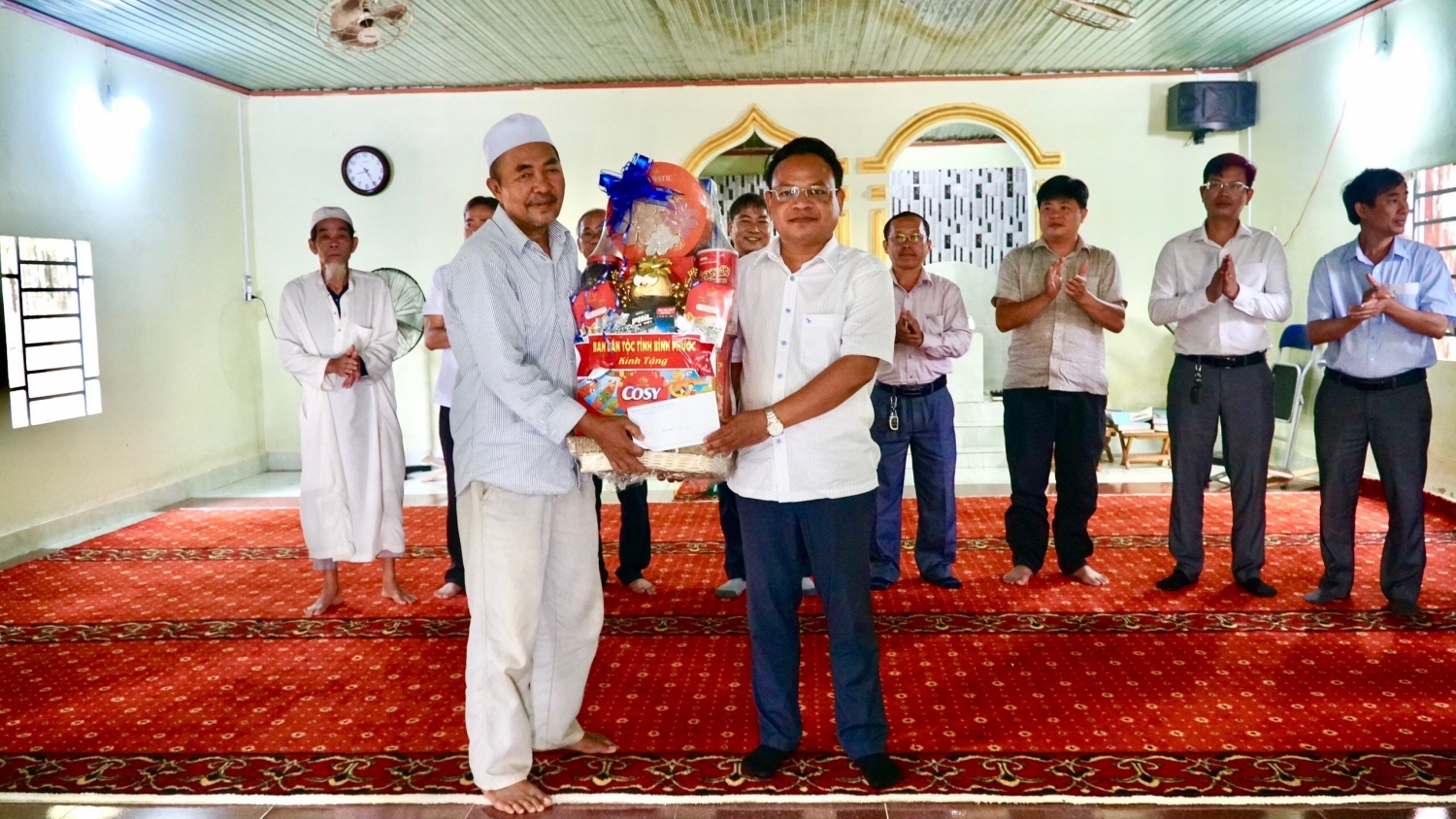 Ban Dân vận Tỉnh ủy phối hợp với Ban Dân tộc tỉnh thăm, tặng quà cho đồng bào Chăm nhân dịp  Lễ Ramadan tại huyện Đồng Phú