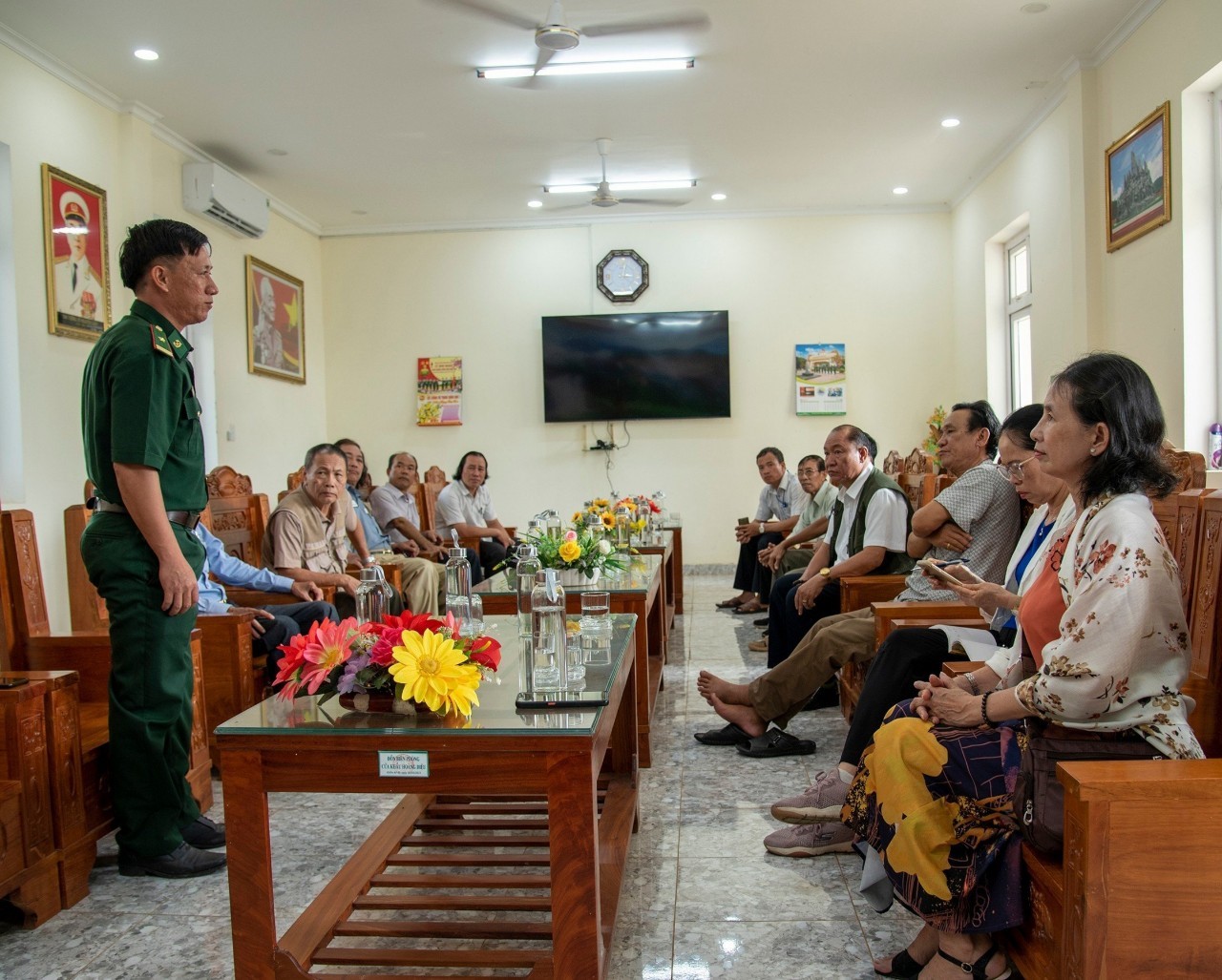 Thiếu tá Đỗ Ngọc Tuấn, Đồn phó nghiệp vụ Đồn biên phòng Cửa khẩu Hoàng Diệu cho biết tình hình chung trên địa bàn đơn vị quản lý với Đoàn văn nghệ sĩ tỉnh Bình Phước.