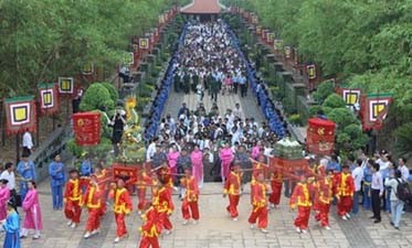 Giỗ Tổ Hùng Vương diễn ra vào ngày mồng 10 tháng 3 âm lịch, tại Đền Hùng, Việt Trì, Phú Thọ.