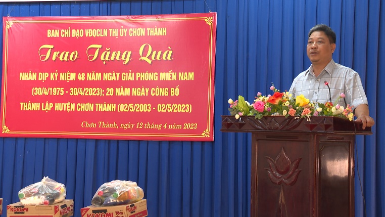 Ban Chỉ đạo vận động quần chúng liên ngành thị xã Chơn Thành, tặng quà cho hộ nghèo