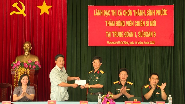 Thị xã Chơn Thành, thăm động viên chiến sỹ mới